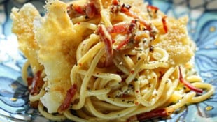 Spelunke Spaghetti Carbonara - Pasta, Bauchspeck, Parmesan. Und dann wird es teuer ...