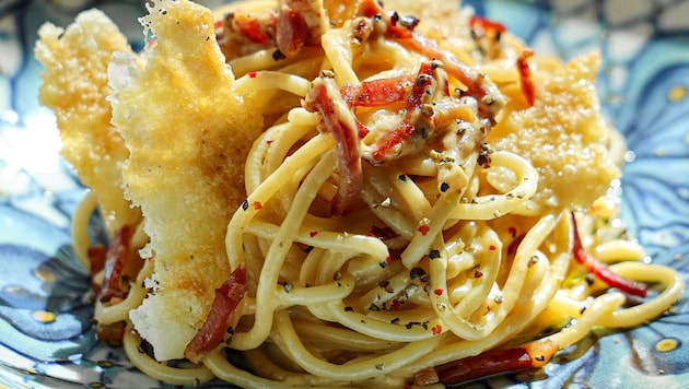 Spaghetti Carbonara - Pasta, Bauchspeck, Parmesan. Und dann wird es teuer ...