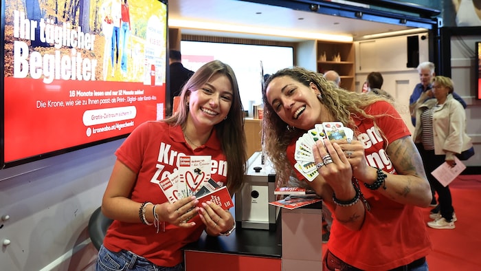 Alina (links) und Maria-Christina freuen sich auf viele Besucher bei unserem „Krone“-Truck in ...