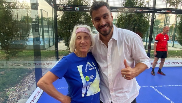 Christa Tauschek mit Gyuri Garics auf dem Padbol-Court im Trendsportzentrum im Prater.
