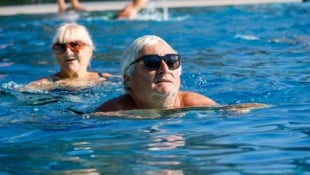 Die Stammgäste Hans und Silvia schwimmen ihre letzten Züge für die heurige Freibadsaison.