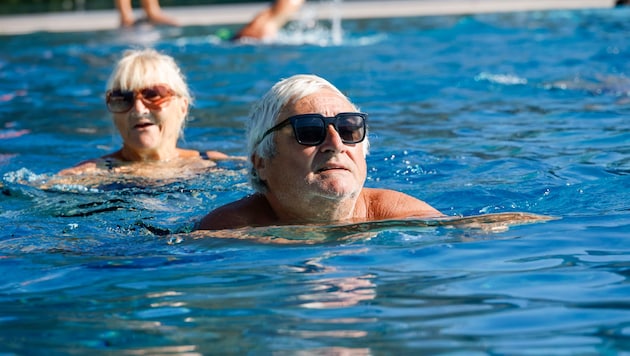 Die Stammgäste Hans und Silvia schwimmen ihre letzten Züge für die heurige Freibadsaison.