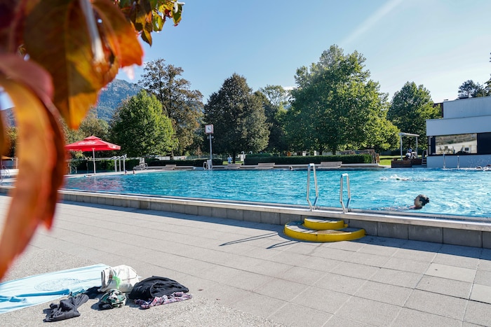 Rund 20 Schwimmer nutzen die Gelegenheit beim „Krone“- Besuch, um ins kühle Nass zu hüpfen.