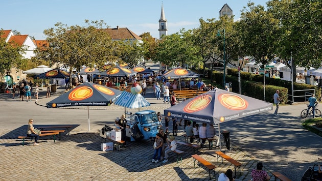 Rot-goldener Schatten: Die Sonnenschirme mit dem Burgenland-Logo sollen künftig in Gastgärten im ...