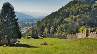 Überreste der Zwingermauer zeugen von der einstigen Bedeutung der Burg Wolkenstein.