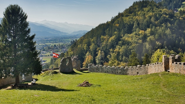 Überreste der Zwingermauer zeugen von der einstigen Bedeutung der Burg Wolkenstein.