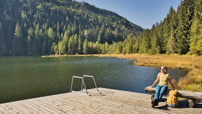 Eingebettet in die Natur und umgeben von dichten Fichtenwäldern begeistert der Spechtensee auch ...