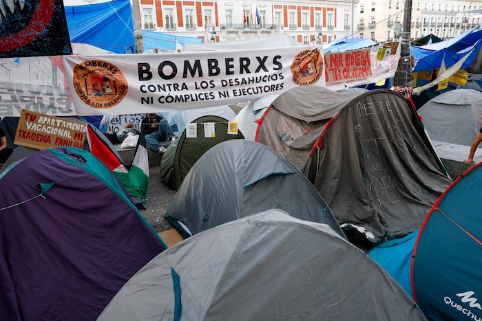 Die Proteste, die in einem Protestcamp im Zentrum von Madrid gipfelten, hatten sich an der ...