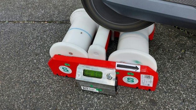 Ein Rollentest ergab: Der Scooter konnte bis zu 74 km/h schnell sein! Erlaubt sind 25 km/h. ...