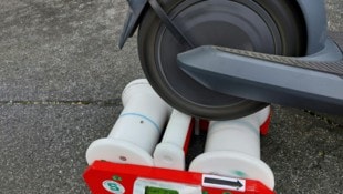 Ein Rollentest ergab: Der Scooter konnte bis zu 74 km/h schnell sein! Erlaubt sind 25 km/h. ...