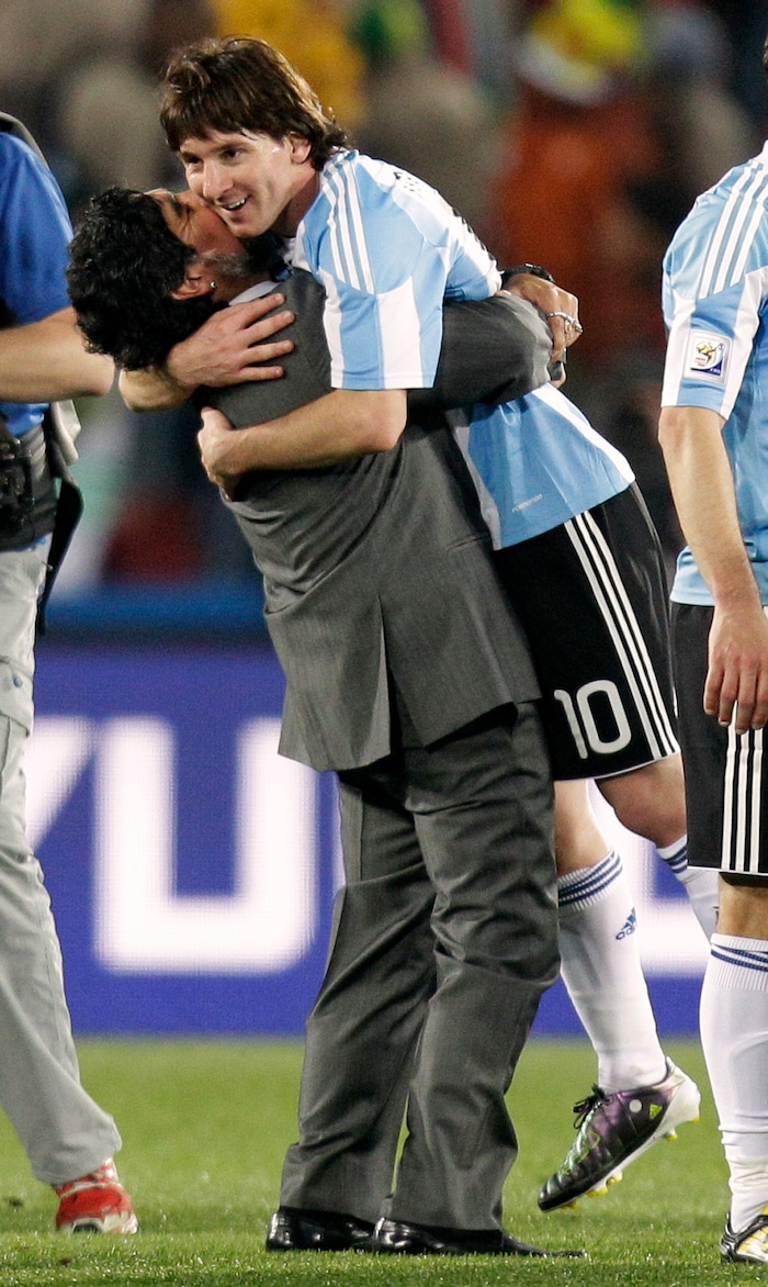Diego Maradona (li.) und Lionel Messi