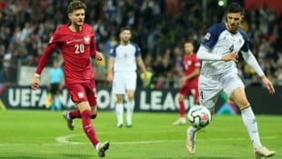 Tarik Muharemovic (re.) zeigt bei Bosnien und Leeds United groß auf.