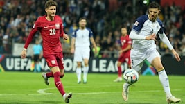 Tarik Muharemovic (re.) zeigt bei Bosnien und Leeds United groß auf.