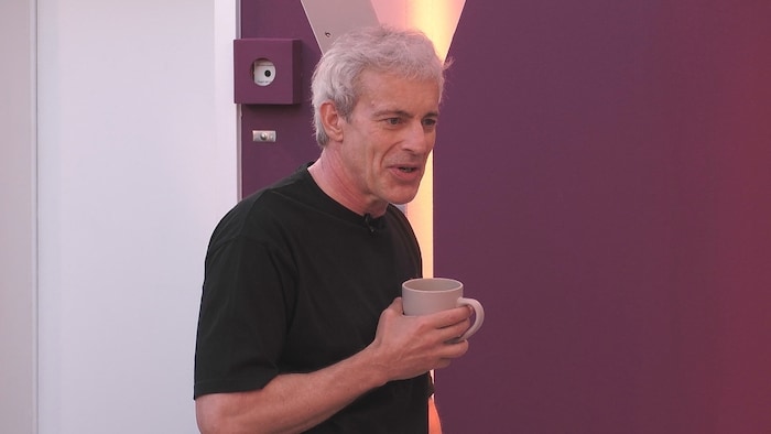Gedeon Burkhard wurde im „Promi Big Brother“-Haus zu seiner Liebe zu dritt ausgefragt.