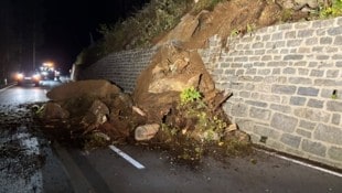 Mehrere Gesteinsbrocken und massig Erde verlegte die Straße.
