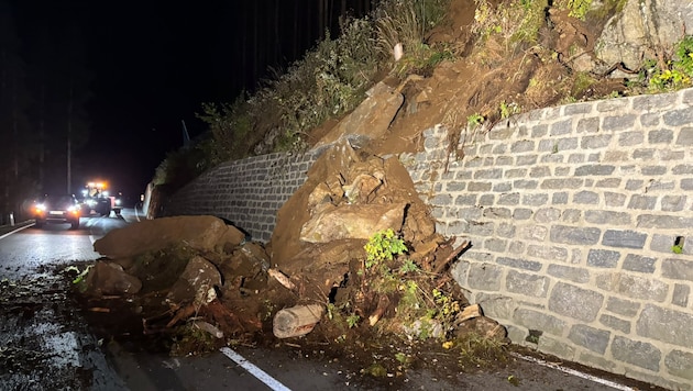 Mehrere Gesteinsbrocken und massig Erde verlegte die Straße.