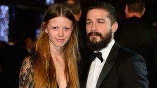 Mia Goth reichte die Scheidung von Shia LaBeouf ein und beantragte das alleinige Sorgerecht für ...