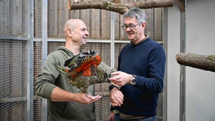 Gyula Gajdon (re.), zoologischer Leiter, mit Stadtrat Thomas Rammerstorfer.