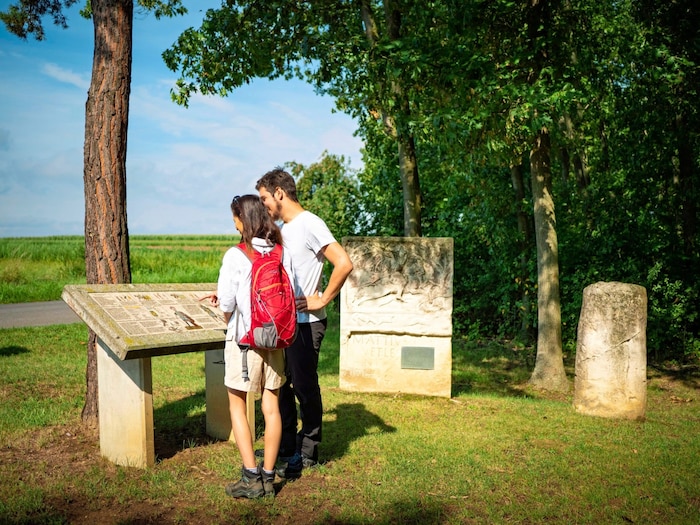 Das Wandeln auf den Spuren der Römer weckt Neugierde. Schautafeln erinnern an die einstige ...