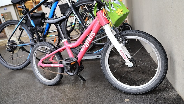 Der Bub stürzte mit seinem Fahrrad über eine Treppe – Symbolbild.
