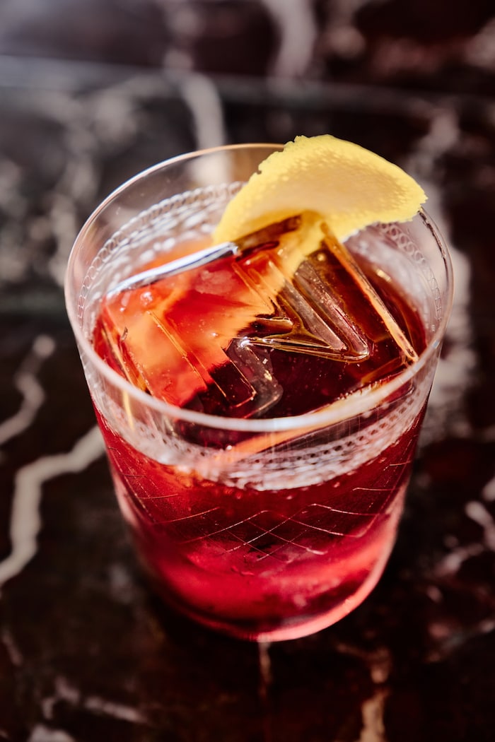 In der Bar House of Negroni des Falkensteiner Resort Lake Garda wird ein perfekter Negroni ...