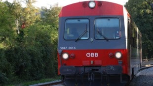 Dieser Triebwagen der Almtalbahn rammte den Wagen.