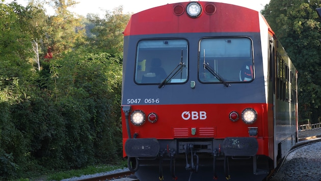 Dieser Triebwagen der Almtalbahn rammte den Wagen.