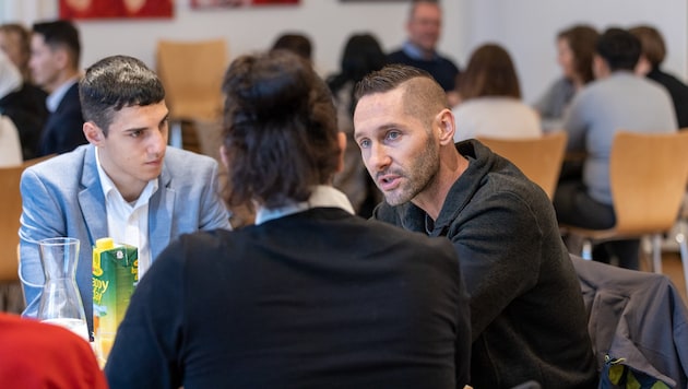 Bei diesem Speeddating geht es um die Lehrstelle – nicht die große Liebe