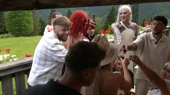 Prost! Die Ankunft der Dragqueens wird gefeiert!