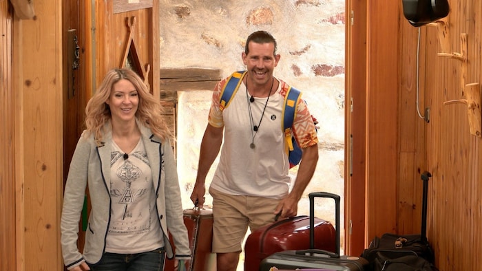 Witwe Simone Lugner und Alexander Schneller bei ihrem Einzug.