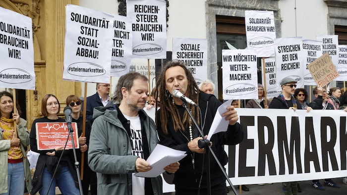 Vor dem Landhaus in Graz wird gegen den Sparkurs demonstriert, etwa von den Autoren Max Höfler ...