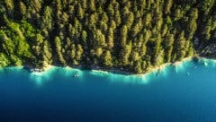 Weißensee in Kärnten: Türkisblaues Wasser trifft auf dichten Wald – Österreich von seiner ...