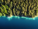 Weißensee in Kärnten: Türkisblaues Wasser trifft auf dichten Wald – Österreich von seiner ...