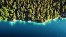 Weißensee in Kärnten: Türkisblaues Wasser trifft auf dichten Wald – Österreich von seiner ...