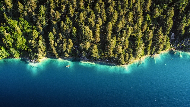 Weißensee in Kärnten: Türkisblaues Wasser trifft auf dichten Wald – Österreich von seiner ...