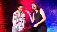 Comedienne Marina Pesevski (links) mit Chrissi Buchmasser, Kabarettistin aus der Steiermark, auf ...