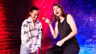 Comedienne Marina Pesevski (links) mit Chrissi Buchmasser, Kabarettistin aus der Steiermark, auf ...