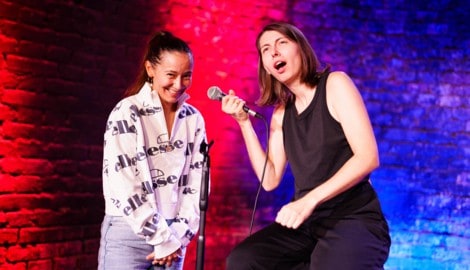 Comedienne Marina Pesevski (links) mit Chrissi Buchmasser, Kabarettistin aus der Steiermark, auf ...