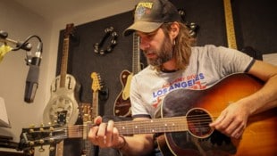 Harald Küng Zu Besuch in Prinz Grizzleys Musikraum in seinem Zuhause in Egg. Für die „Krone“ griff er zur ...