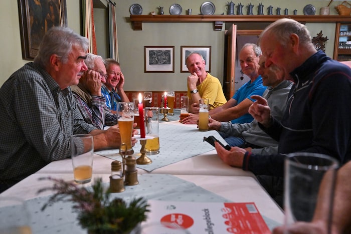 Die Imker treffen sich regelmäßig zum Bienenstammtisch im Gasthof Post um aktuelle Vereinsthemen ...