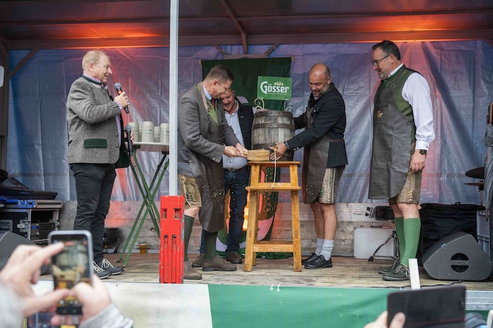 Pünktlich um 9 Uhr eröffnete Kurt Wallner den Kirtag mit dem Bieranstich in Göss.