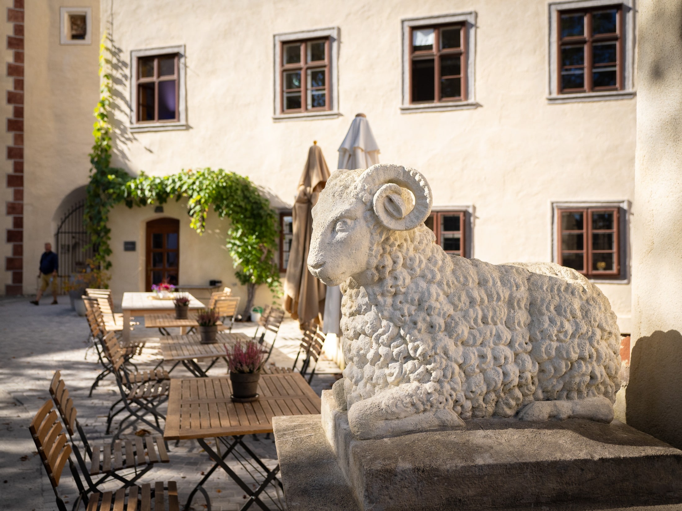 Im malerischen Burghof trifft historisches Flair auf besondere Atmosphäre.