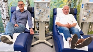 Gerald Weigl und Martin Moll (rechts) spenden beide seit 25 Jahren ihr Blut für die ...