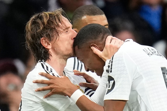 Vor seinem Wechsel meldete sich Alaba (r.) bei Luka Modric (l.).