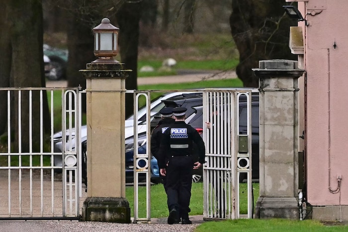 Polizeibeamte durchsuchen das Gelände der Royal Lodge in Windsor. Nach der Festnahme von Andrew ...