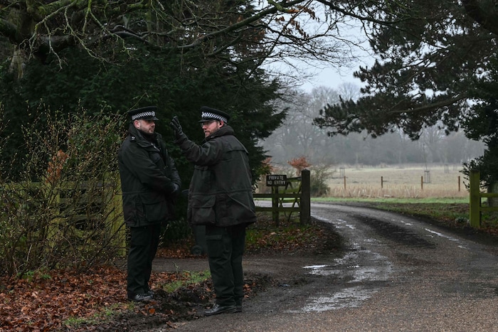 Polizisten sichern einen Zugang zu Wood Farm auf dem Sandringham-Anwesen. Dort wurde Andrew ...