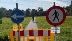 Am Krauthügel in Salzburg-Nonntal ignorieren zahlreiche Radfahrer die Absperrung und fahren ...