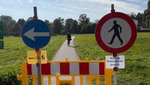 Am Krauthügel in Salzburg-Nonntal ignorieren zahlreiche Radfahrer die Absperrung und fahren ...