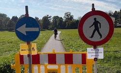 Am Krauthügel in Salzburg-Nonntal ignorieren zahlreiche Radfahrer die Absperrung und fahren ...