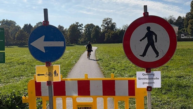 Am Krauthügel in Salzburg-Nonntal ignorieren zahlreiche Radfahrer die Absperrung und fahren ...